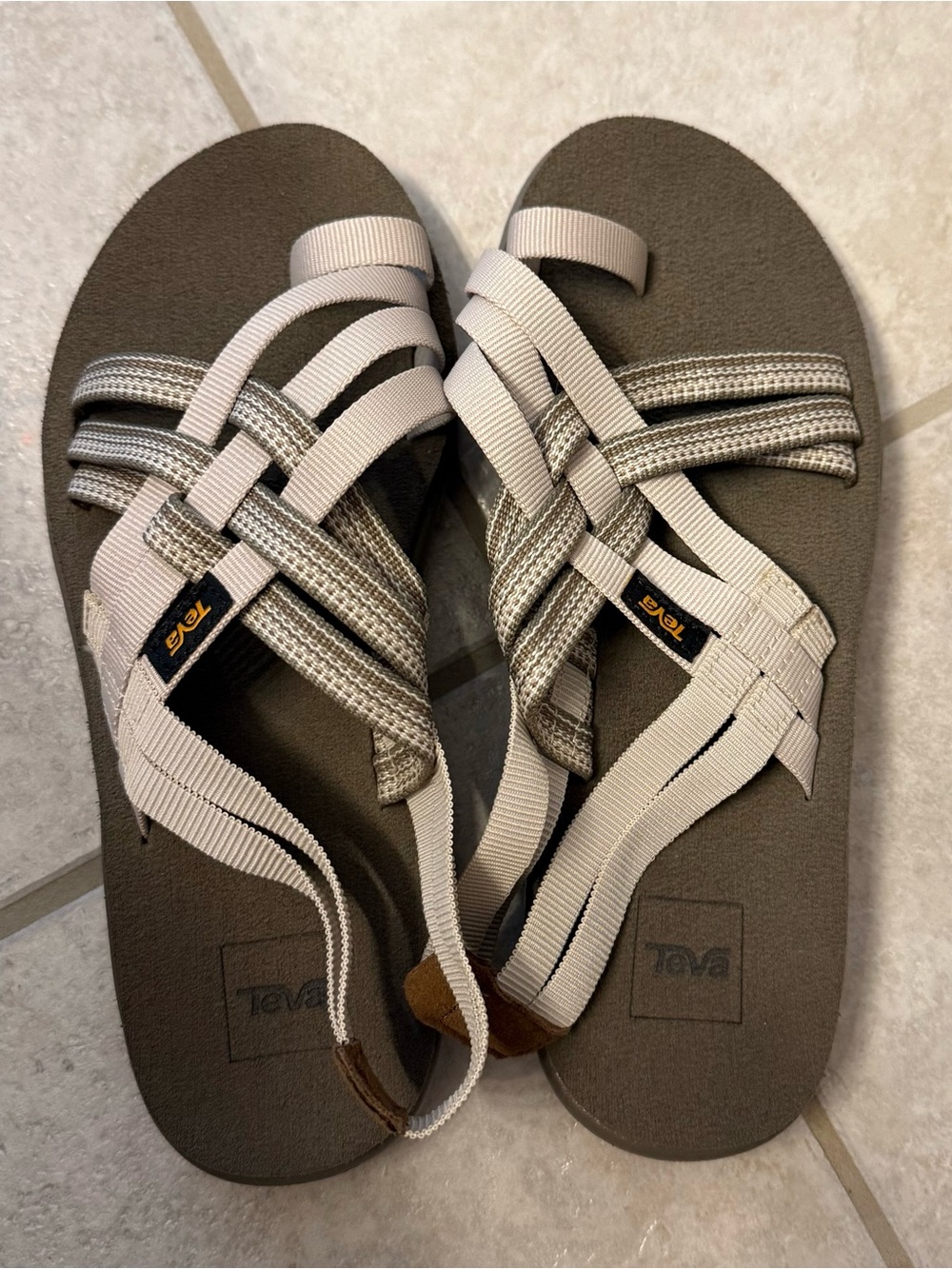 Teva -  NEW
Voya Strappy
Antiguous Birch
8, B - Medium Women’s
